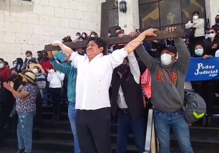 Arequipa: huelga de trabajadores del Poder judicial incluyó puertas soldadas y 'crucificado'