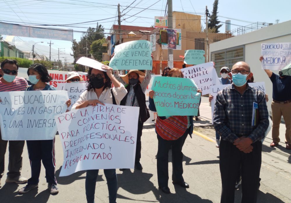 Arequipa: protestan por falta de convenios para estudiantes de Medicina de la UCSM