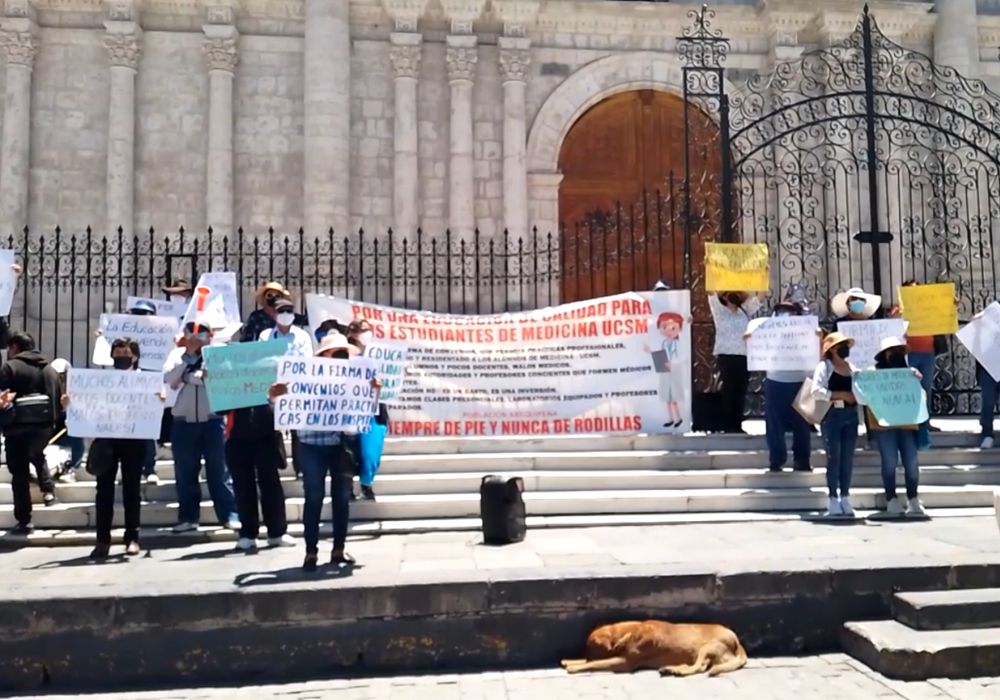 Arequipa: Padres de familia de la Universidad Católica Santa María protestan contra rector por afectar convenios de alumnos de medicina