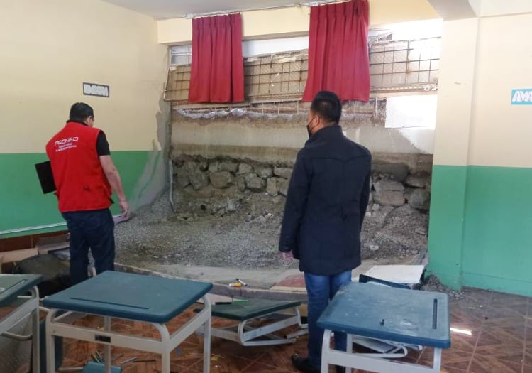 Arequipa: padres exigen que Municipio de Paucarpata reconstruya muro dañado hace un mes