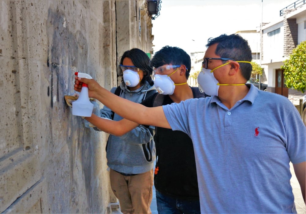 Estudiantes UNSA y Ministerio de Cultura limpian casonas en zona monumental del Centro Histórico