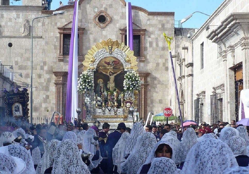 La procesión del Señor de los Milagros vuelve a las calles de Arequipa
