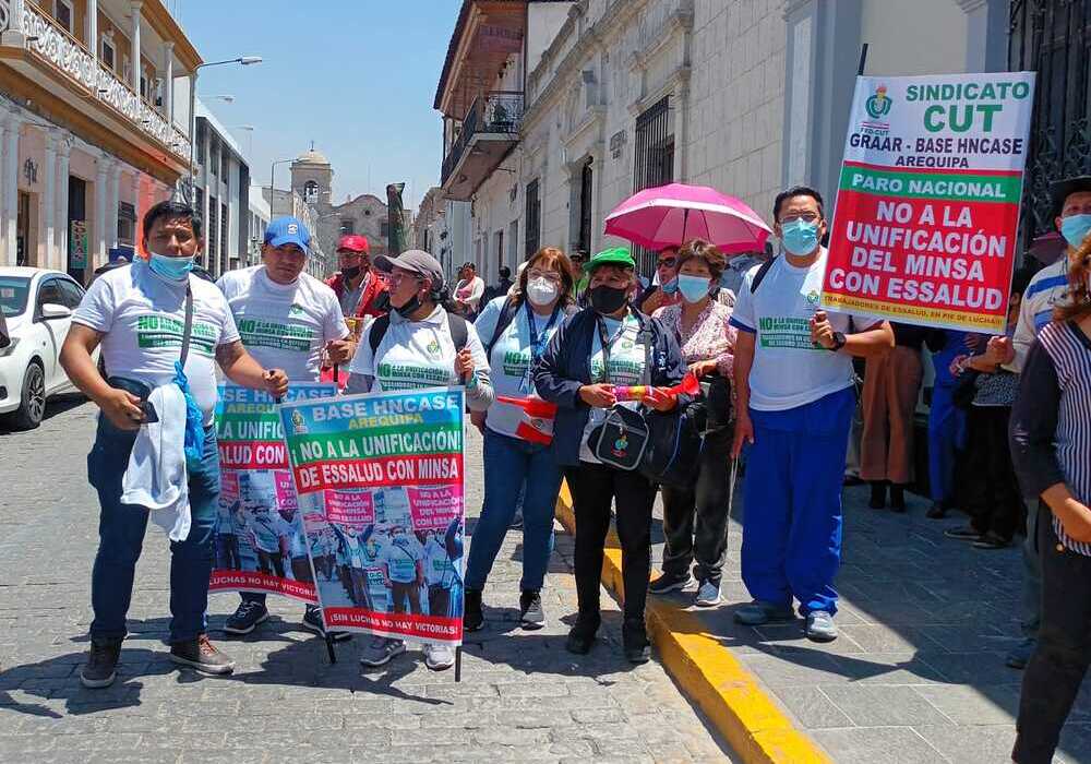 Arequipa: EsSalud protesta por propuesta de unificarlos con Minsa, atención se vio afectada