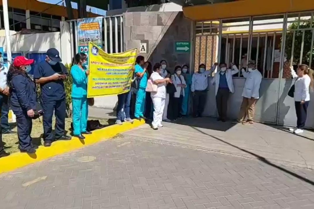 Arequipa: Trabajadores del hospital Honorio Delgado se desangran en puerta de Gerencia de Salud