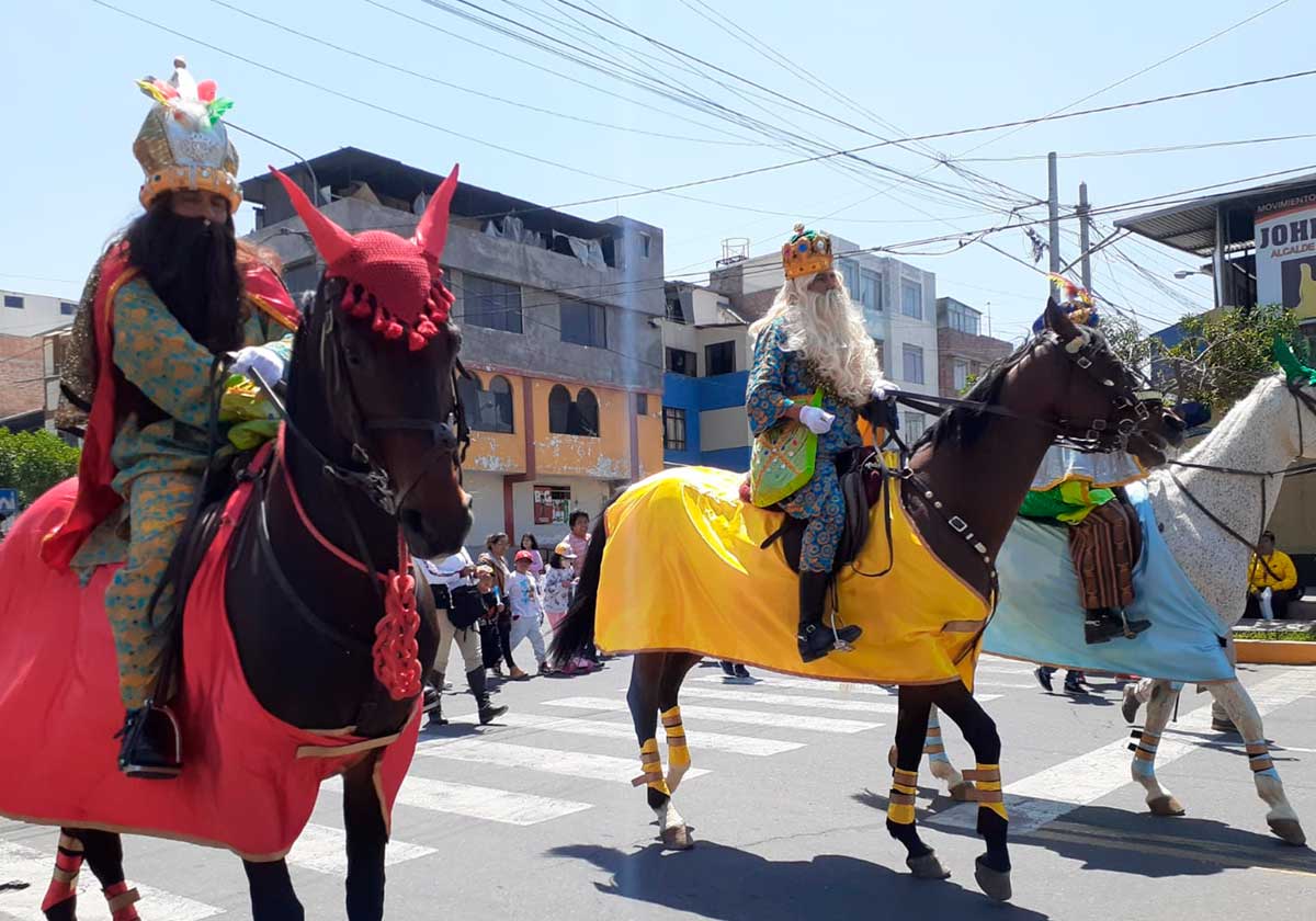 Tradicional Bajada de Reyes organizada por la policía recorrió las calles de Arequipa (VIDEO)