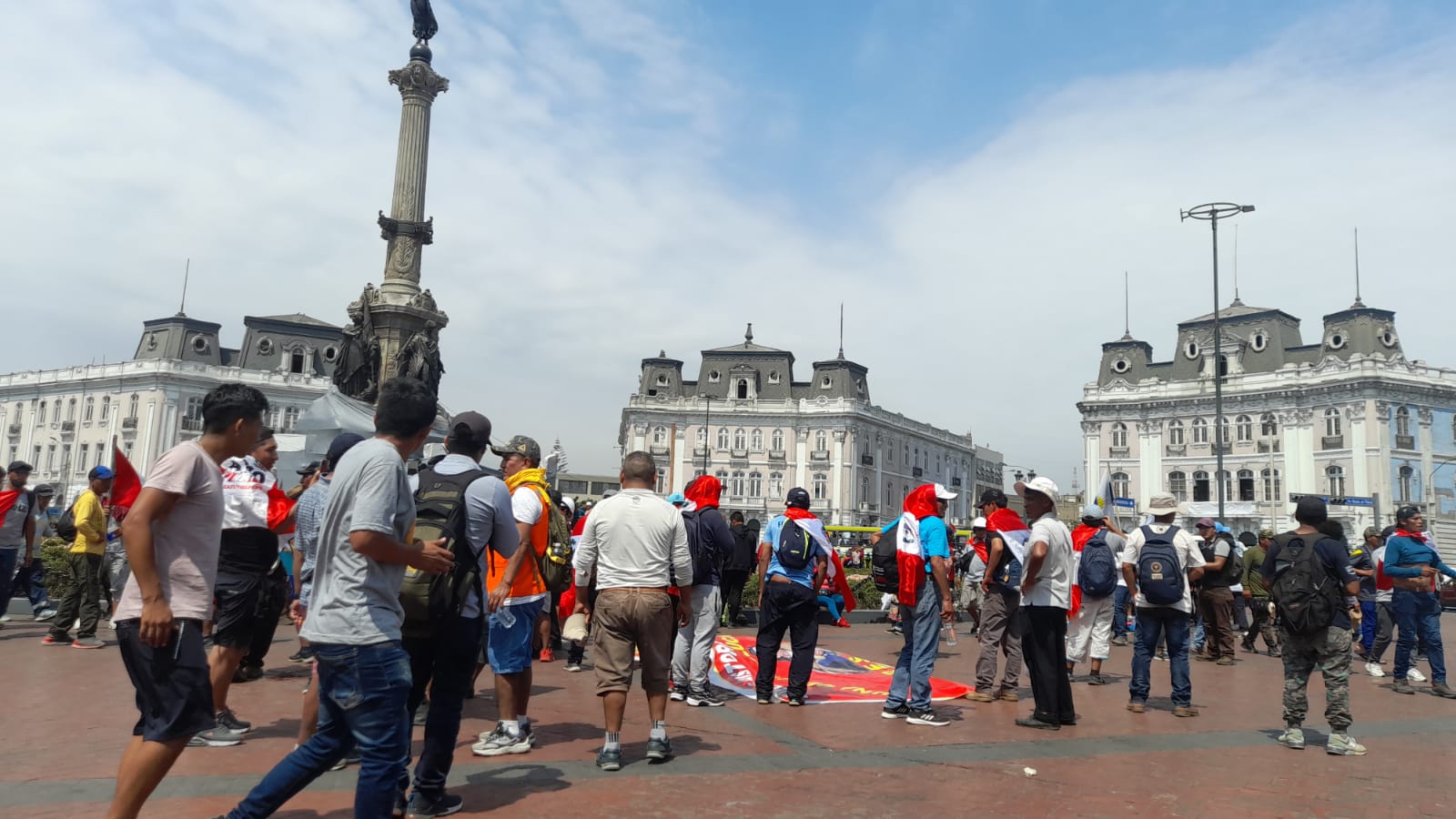 Marcha Nacional: Manifestantes abren rejas y logran pasar a la Avenida Abancay