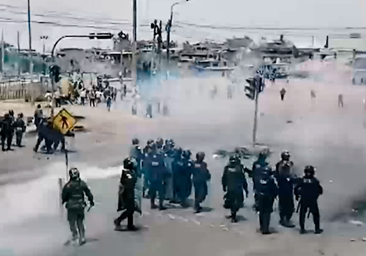 enfrentamientos policía manifestantes bombas lacrimógenas protestas en arequipa puente añashuayco