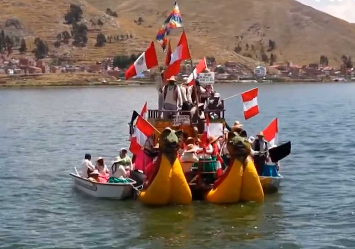 Puno: pobladores de Los Uros protestan en las aguas del Lago Titicaca (VIDEO)