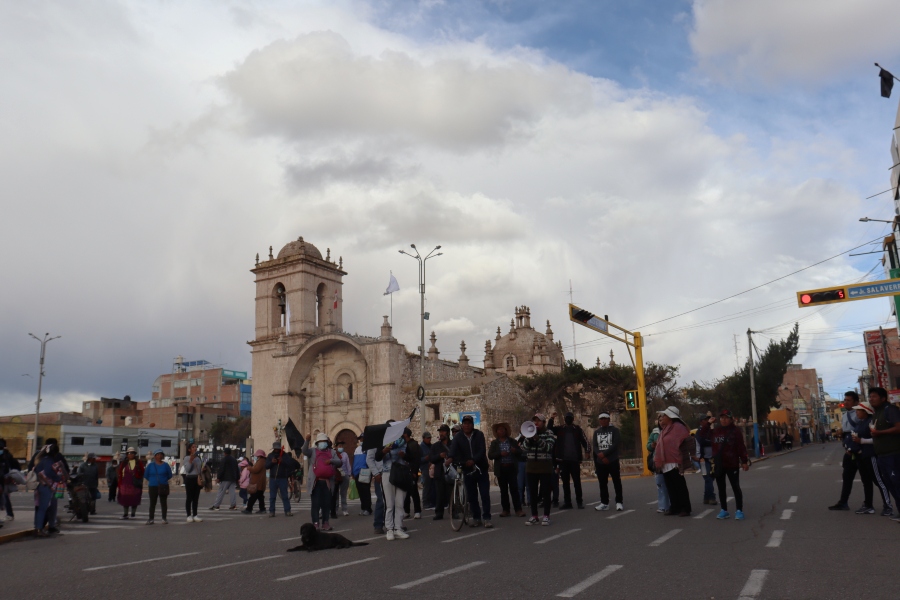 En la plaza de Juliaca, la población realiza plantones a diario exigiendo la renuncia de la presidenta Boluarte. Foto: El Búho