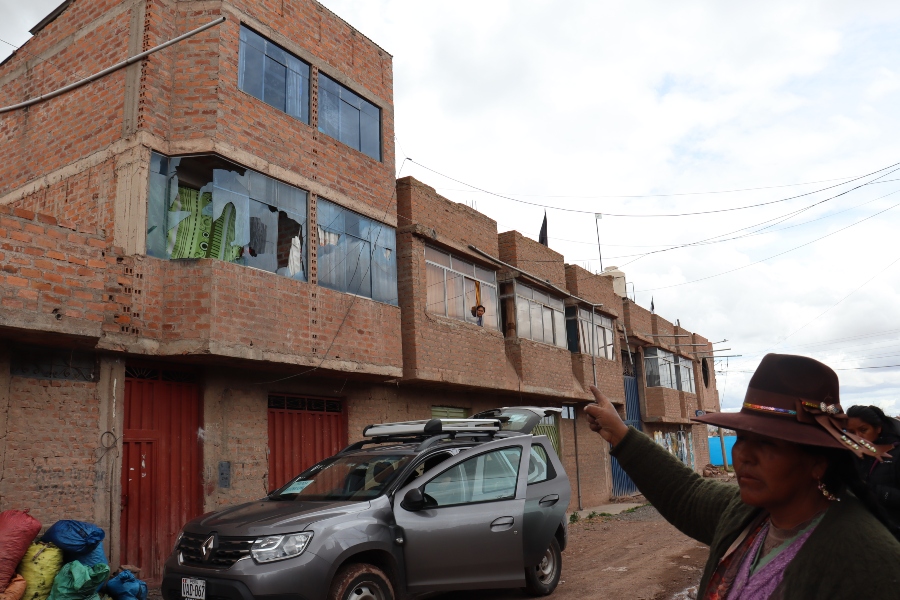 Varias de las viviendas cerca al aeropuerto resultaron con las ventanas destruidas durante la represión policial. 