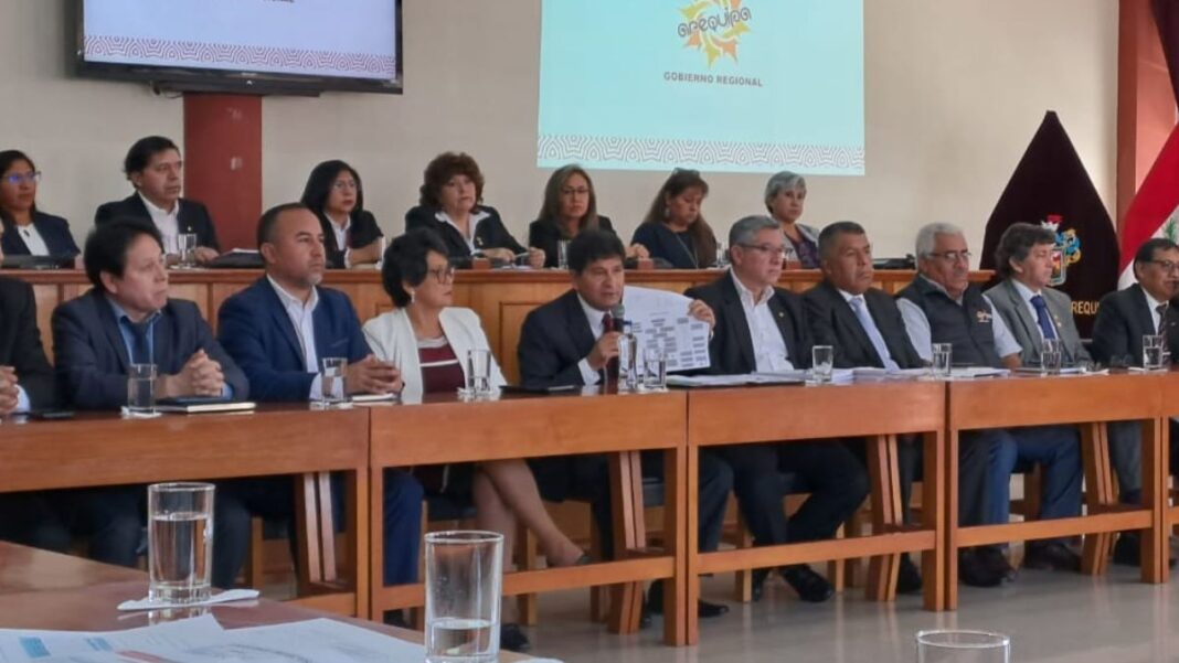 Gobernador de Arequipa asegura que no hay pruebas que esposa haya designado funcionarios, chats “Solo son sugerencias”