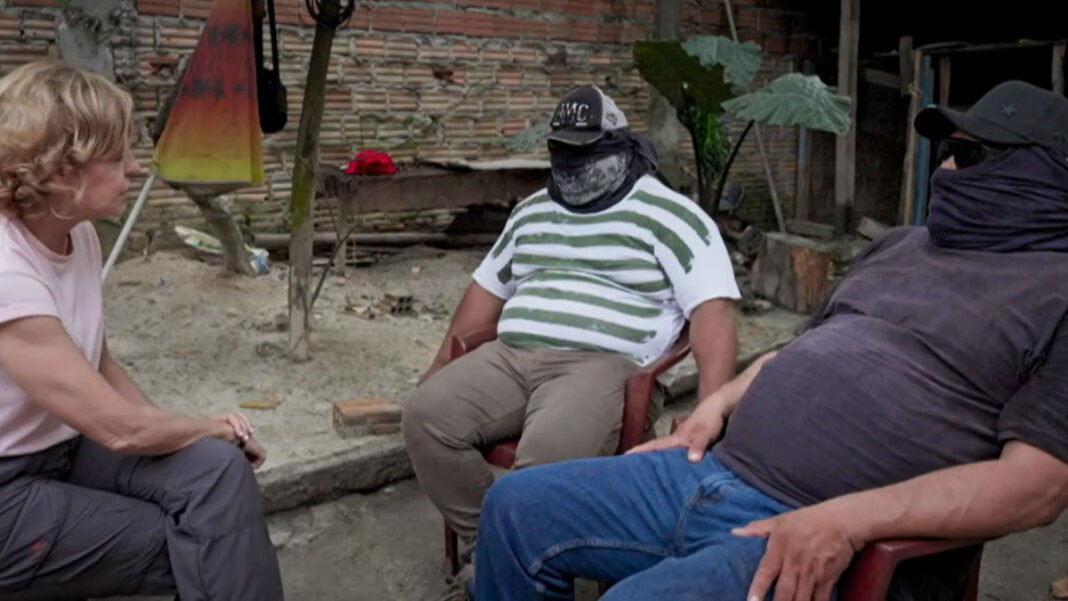 policía nacional del perú pnp narcos narcotráfico armas policía alquila amazonía peruana documental rtve españa tala