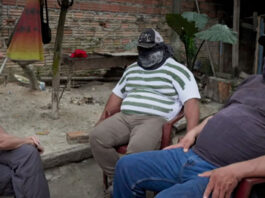 policía nacional del perú pnp narcos narcotráfico armas policía alquila amazonía peruana documental rtve españa tala