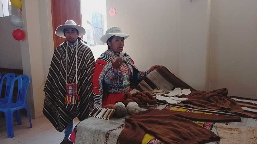 Artesanos de Tisco fabrican prendas con fibra de alpaca