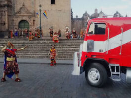 cusco réplicas transformers autobots plaza de armas optimus prime quechua estreno tarapoto