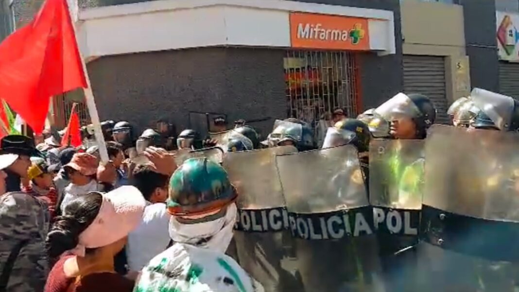 arequipa-manifestantes-protestas-enfrentamiento-policia