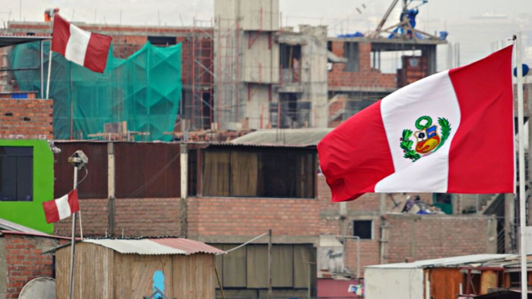bandera del Perú multa uit soles mal estado rota sucia no poner techo viviendas fiestas patrias desfiles
