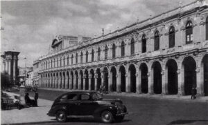Portal de Flores de la plaza de armas. Al fondo, un pilar d la emblemática Pontezuela al costado de la catedral. Arequipa en 1930