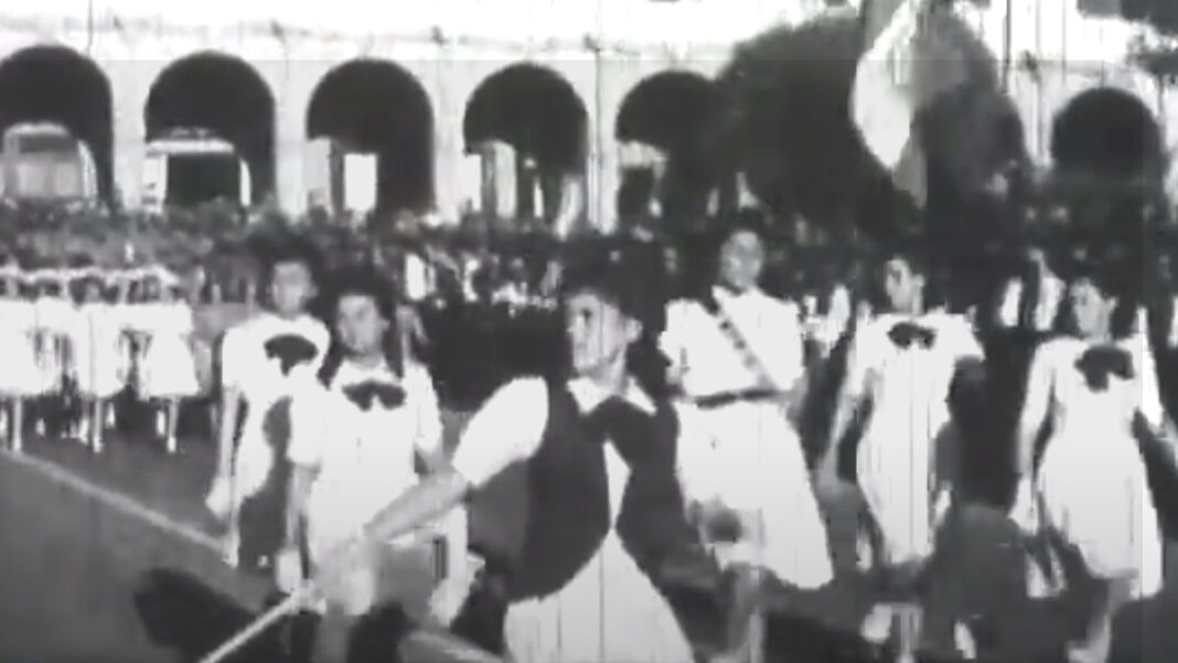 años 1940 fiestas patrias arequipa antaño plaza de armas desfile escolar parada militar corso pasacalle años 40 antiguo