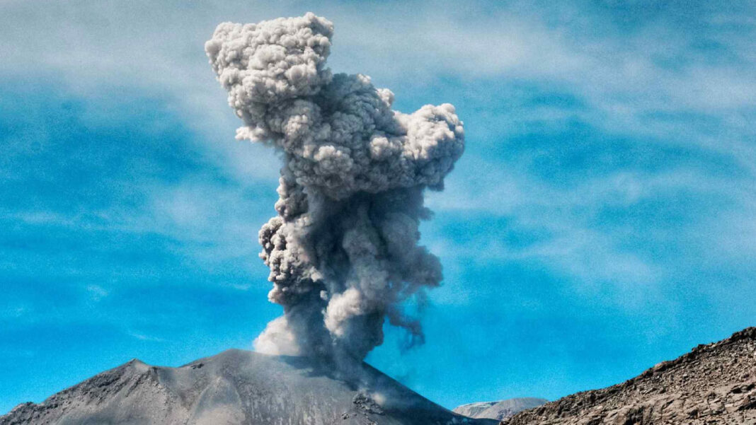 volcán sabancaya ubinas volcanes actividad cenizas arequipa caylloma moquegua lava igo