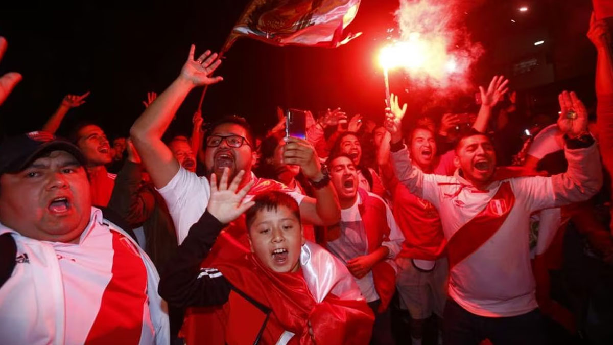 Revive el emocionante banderazo de los hinchas blanquirrojos previo al Perú  vs. Brasil (VIDEO)