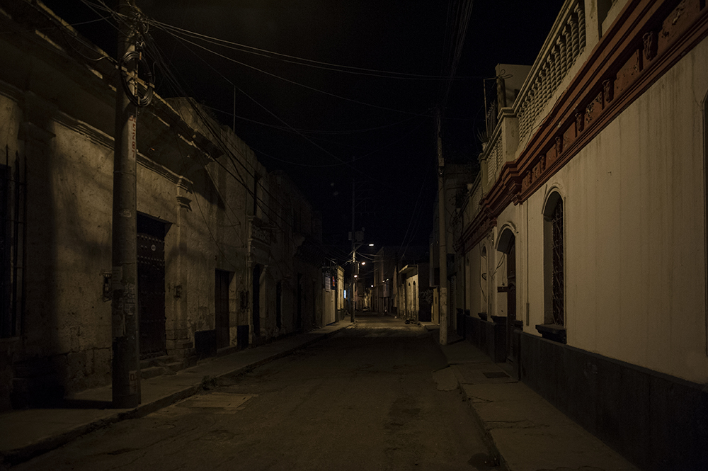 La imagen tiene un atributo ALT vacío; su nombre de archivo es calle-Arequipa-nocturna.jpg