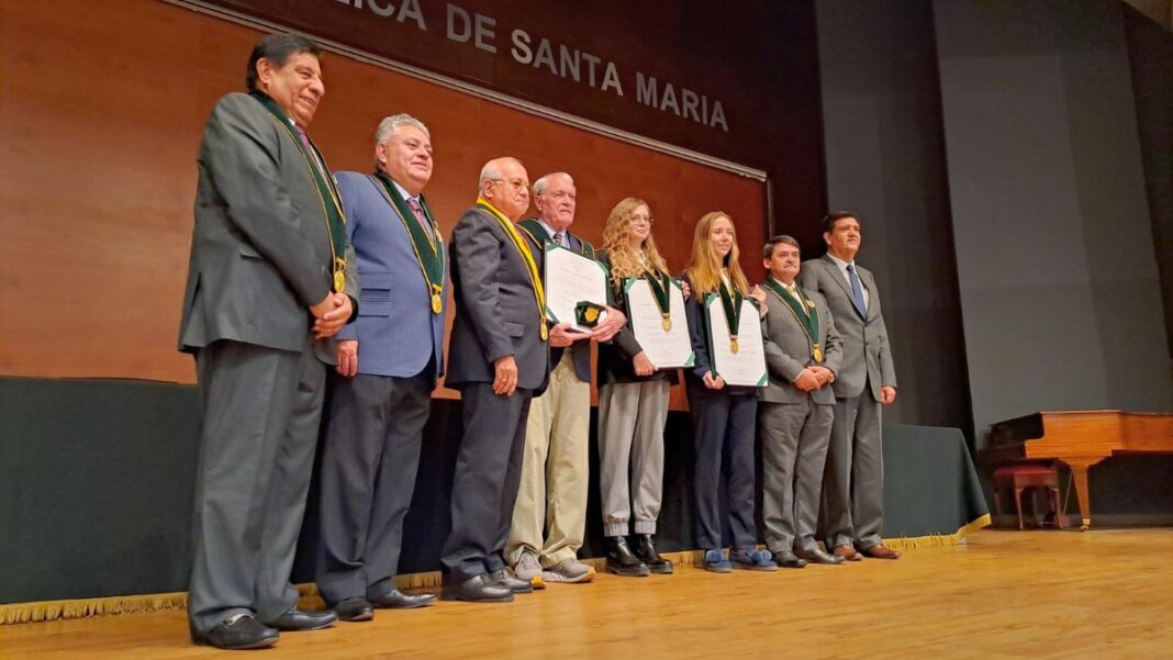Arequipa rinde honores a equipo de especialistas por su labor en estudios de la Momia Juanita
