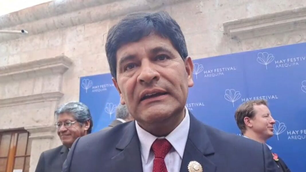 Gobernador de Arequipa asegura que costos elevados de camionetas se debe a que incluía mantenimiento