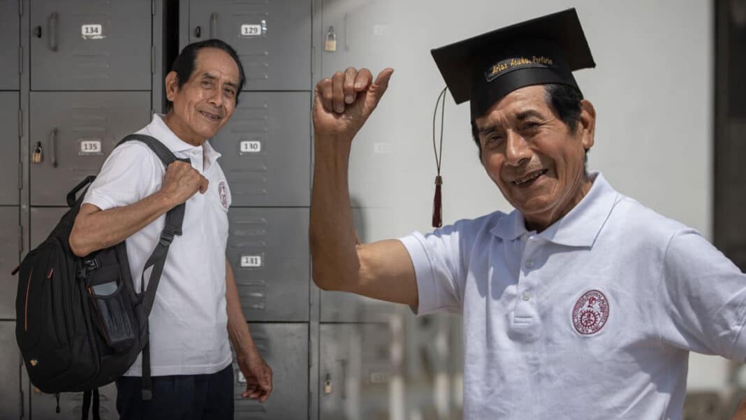don porfirio arias peruano de 76 años uni graduó ingeniería eléctrica