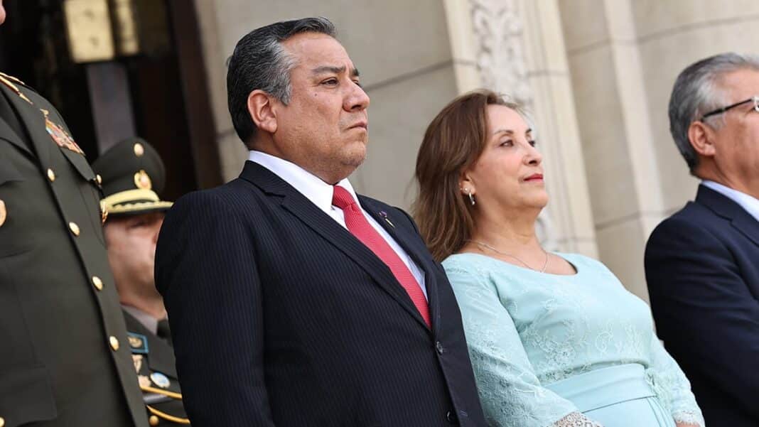 Dina Boluarte y Gustavo Adriánzen defienden su permanencia en el poder hasta el 2026 en homenaje al comando Chavín de Huantar (VIDEO)