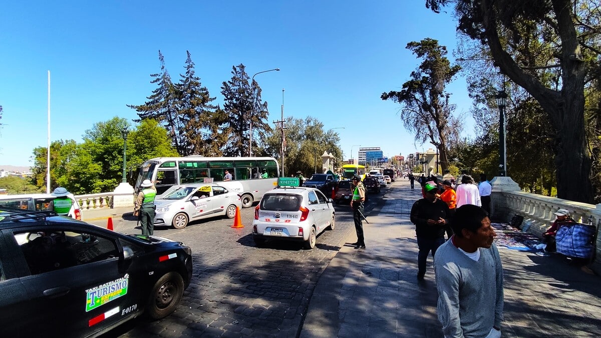 Aniversario de Arequipa 2024 gran tráfico vehicular y calles tomadas