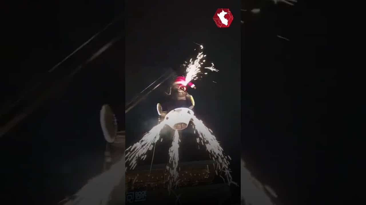 ¡QUÉ SUSTO! | Tacna: Alcalde disfrazado de Papá Noel casi termina en llamas en corso navideño (VIDEO)