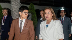 Dina Boluarte acompañada muy de cerca por el evangélico Anthony Lastra.