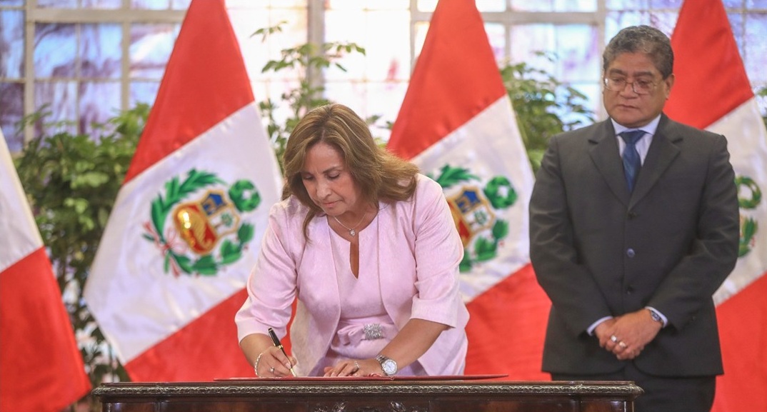 En pomposa ceremonia, Dina Boluarte promulgó ley de amnistía para policías y militares que violaron derechos humanos