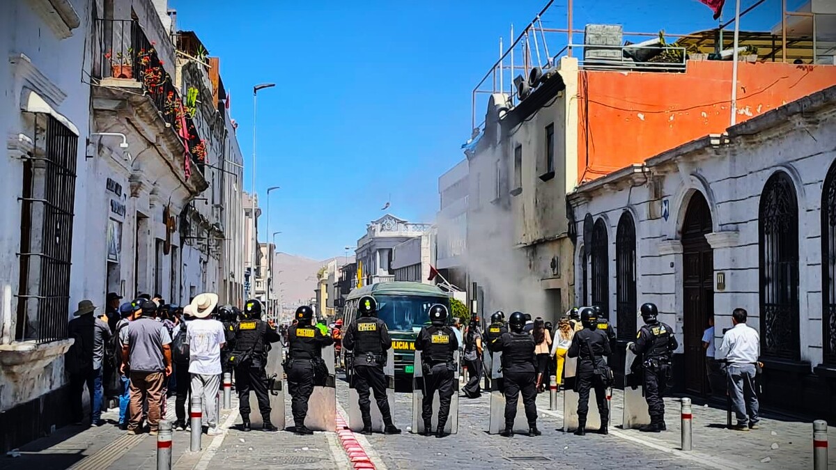 Arequipa: extranjeros vs. PNP en desalojo de discoteca LGTB Imperio, en Centro Histórico (VIDEO)