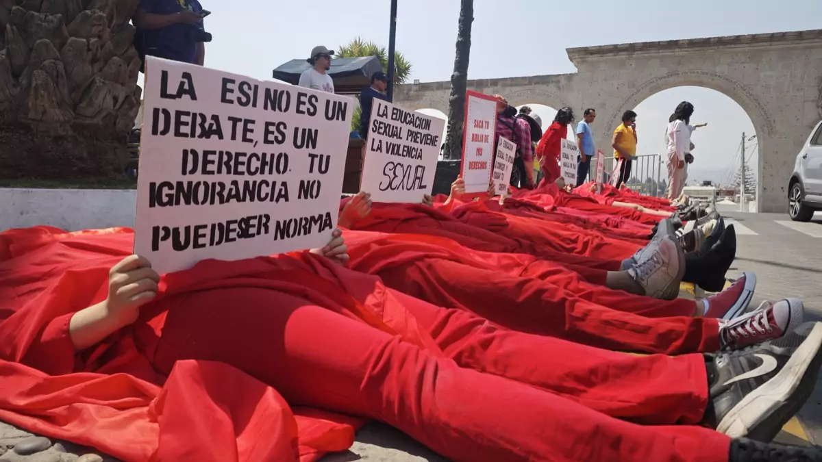 Activistas protestan frente a Municipalidad de Yanahuara en defensa de la Educación Sexual Integral en Arequipa