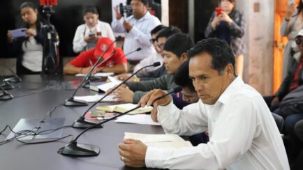 Gremio de construcción civil Arequipa en reunión con consejeros regionales.
