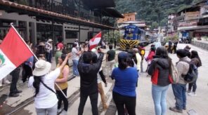 machu-picchu-protestas-aguas-calientes-turismo-cusco-trenes-buses