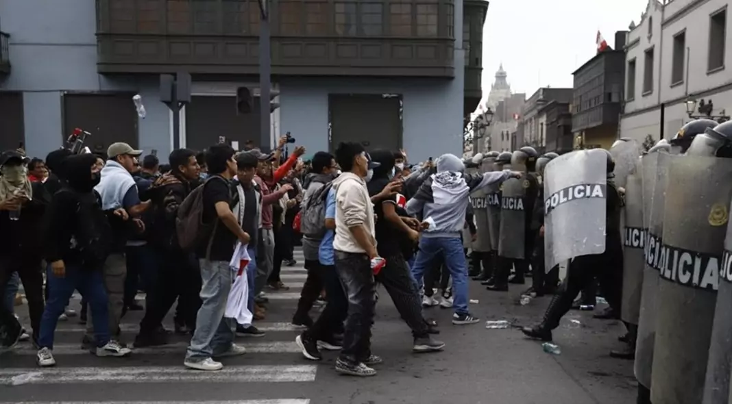«AFP, reforma abusiva» denuncian manifestantes en marcha contra ley y por nuevo retiro de fondos