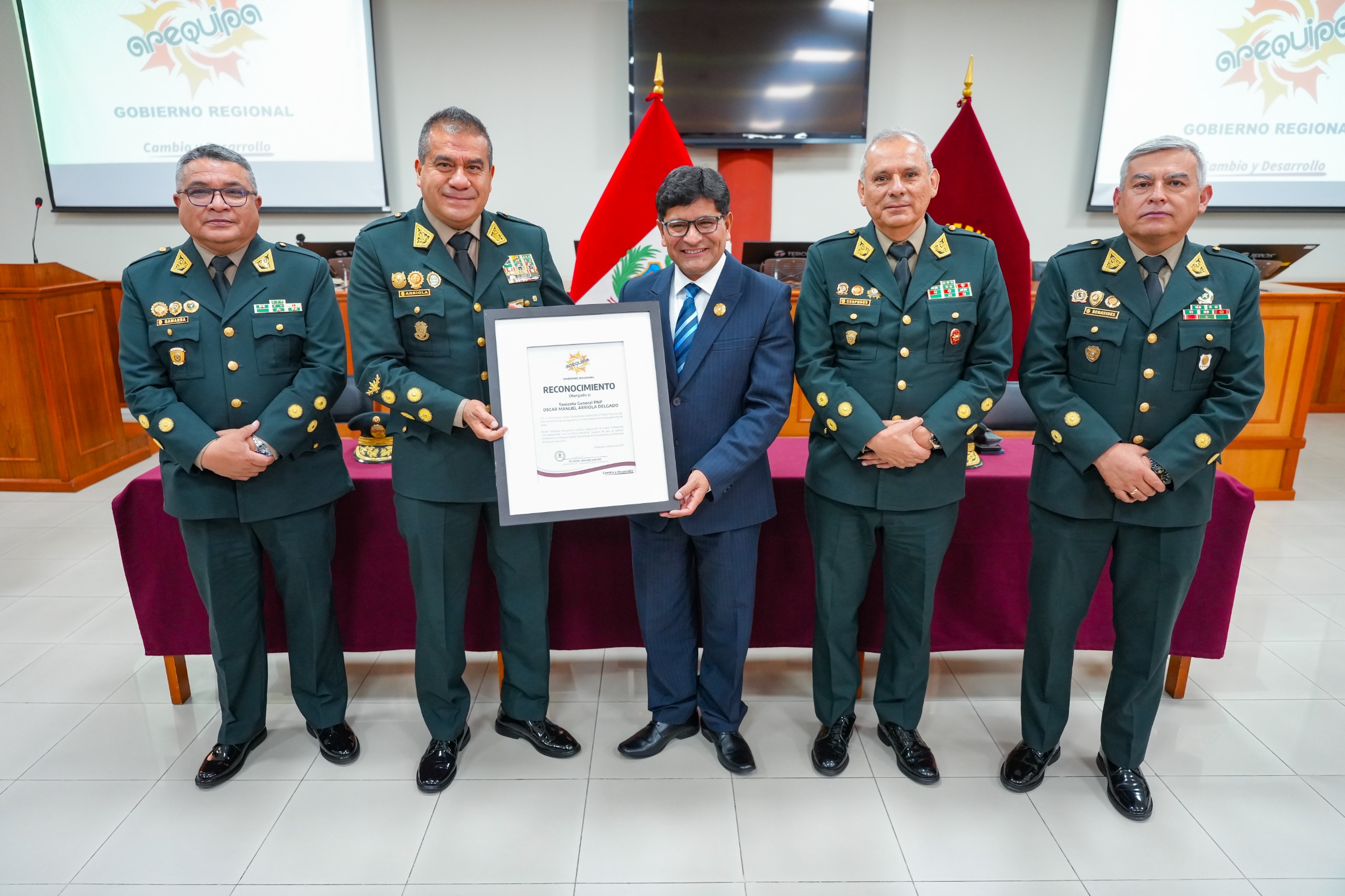 Pese a las críticas, gobierno regional de Arequipa brinda reconocimiento a nuevo jefe de la PNP