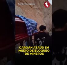 DRAMÁTICA ESCENA | Bloqueo de mineros en Panamericana Sur: cargan ataúd a pie para darle sepultura (VIDEO)