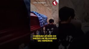 DRAMÁTICA ESCENA | Bloqueo de mineros en Panamericana Sur: cargan ataúd a pie para darle sepultura (VIDEO)