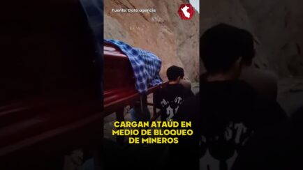 DRAMÁTICA ESCENA | Bloqueo de mineros en Panamericana Sur: cargan ataúd a pie para darle sepultura (VIDEO)