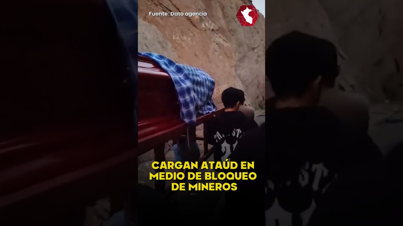 Cargan ataúd a pie para darle sepultura ante bloqueo de mineros informales (VIDEO)