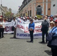 arequipa-huelga-docentes-unsa-2025