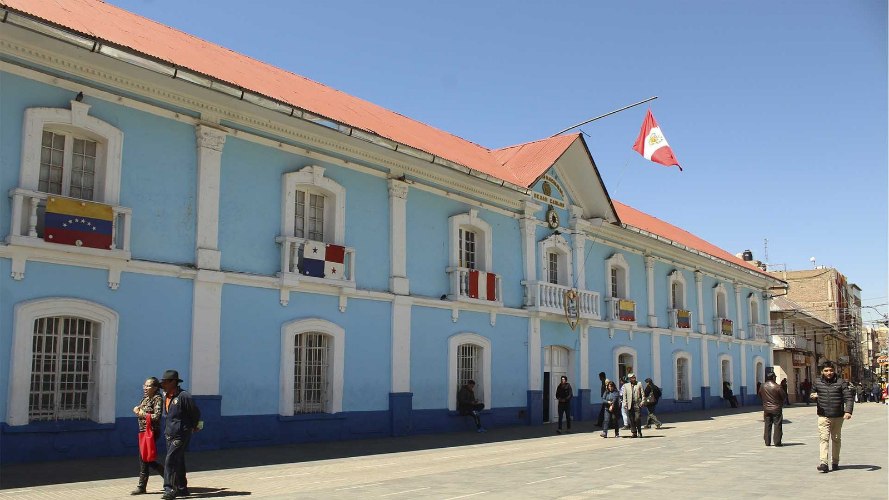 Puno: denuncian condicionamiento de matrículas por cobro de multas en el Glorioso San Carlos