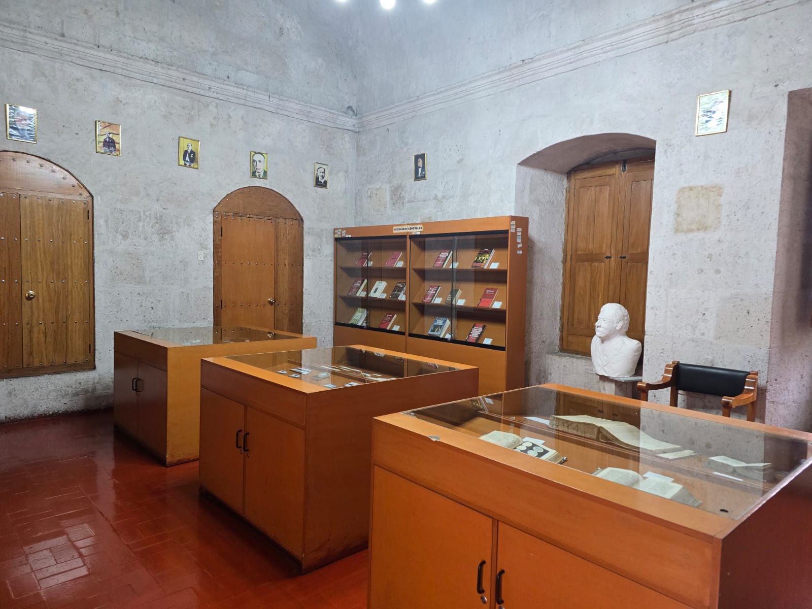 Presentan exposición de diccionarios en la Biblioteca Mario Vargas Llosa
