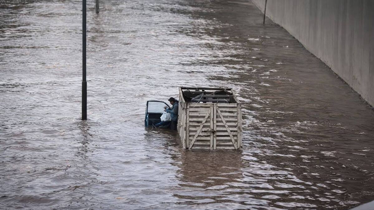 Lluvias en Arequipa: nuevamente bypass de Variante de Uchumayo se inunda, vehículo queda atrapado
