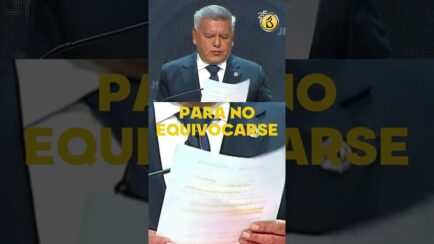 César ACUÑA no suelta el PAPEL por MIEDO a equivocarse en el DEBATE y lee palabra por palabra (VIDEO)