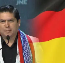 El insólito saludo en alemán del candidato Herbert Caller que llegó en mototaxi al debate (VIDEO)